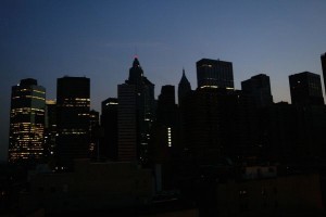  ニューヨーク大停電では摩天楼も暗闇に包まれた　（Ｃ）AFP＝時事