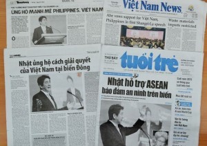  シンガポールで行われたアジア安全保障会で、5月30日に安倍首相が行った基調講演を大きく伝える31日のベトナム各紙 （C）時事