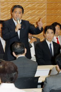 菅首相の即時退陣を求める決起集会で、あいさつする民主党の長島昭久衆院議員 （C）時事