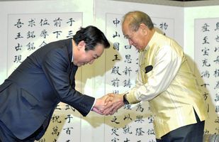 野田首相は初めて沖縄を訪れたが……（C）時事