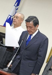  沈痛な面持ちで支持者たちに大敗を謝罪する馬総統（C）AFP＝時事