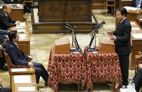 11月14日の党首討論で突然解散に言及した野田首相（右）（c）EPA=時事
