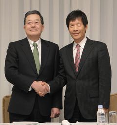 経営統合検討の発表記者会見で握手する、新日本製鐵の宗岡正二社長（左）と住友金属工業の友野宏社長 （C）時事