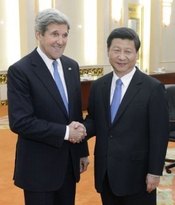  4月13日、北京の人民大会堂で行なわれた会談前に握手するケリー米国務長官（左）と中国の習近平国家主席 （C）AFP=時事
