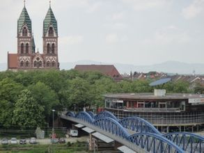 フライブルク中央駅近くにある巨大な駐輪場（右手前円形の建物、写真は筆者撮影）