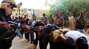  ネット上ではISISがイラク治安部隊員を殺害前に連行する様子とされる画像が公開された　（C）AFP＝時事