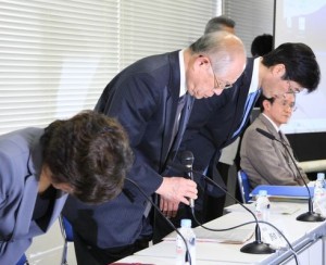  3月14日、理研の中間報告記者会見で野依良治理事長（中央）らは騒動を謝罪したが、当の小保方氏は沈黙したまま……　（C）時事