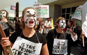  アメリカでも「遺伝子組み換え食品」に対する小規模な反対デモは以前から行われていた　（C）AFP＝時事