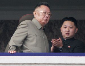 北朝鮮の労働党創建65周年の閲兵式で、ひな壇に登場した金正日総書記と３男の正恩「大将」（C）EPA=時事