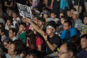  8月31日、香港行政長官事務所前で抗議する民主派 （C）EPA=時事