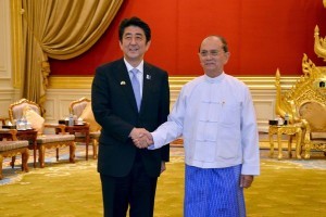  今年5月、ミャンマーを訪問した安倍首相と会談したテイン・セイン大統領　（C）AFP＝時事