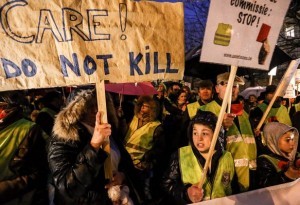  「安楽死法」が成立しているベルギーでも、子供の安楽死合法化には激しい反対運動が　（C）EPA＝時事