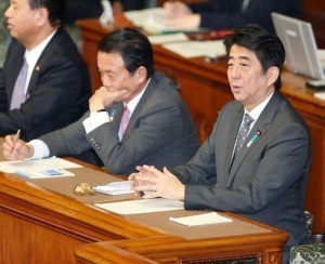  2月26日、参院本会議で2012年度補正予算が１票差で可決され、ほっとした表情の安倍首相ら（C）時事
