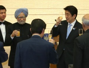  乾杯でもシン首相はジュースだった（C)時事