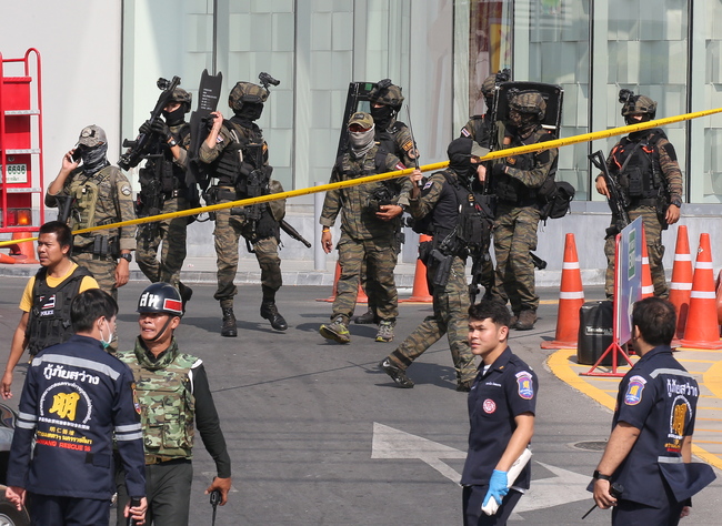 乱射 タイ 銃 タイのショッピングモールで銃乱射事件が発生、犠牲者は20人以上【動画】