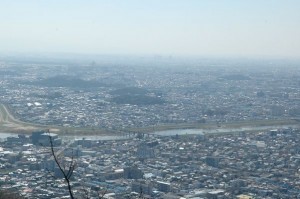  河内平野を東西に流れる大和川と古市古墳群。写真中央の2つは手前から伝允恭天皇陵、伝仲津姫陵、左奥が伝応神天皇陵、右奥は伝仲哀天皇陵（筆者撮影）