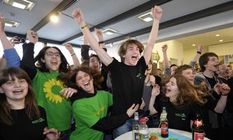 ドイツの州議会選挙での「勝利」に歓声を上げる緑の党の支持者（3月27日、シュツットガルト） （C）AFP=時事
