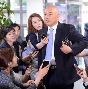  6月13日、メディアの取材を受ける文昌克氏 （C）EPA=時事