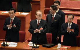  胡錦濤（左）主導の人事はなぜ覆ったのか（中央は江沢民、右は温家宝）（c）AFP=時事