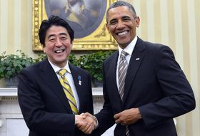  オバマ米大統領（右）との首脳会談を成功させた安倍首相（c）AFP=時事