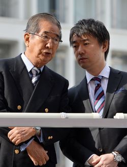 不可能と思われた提携を実現させた石原氏（左）と橋下氏（c）AFP=時事