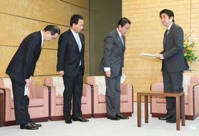  安倍首相（右端）と「城下の盟」を結んだ白川日銀総裁（左端）（c）時事