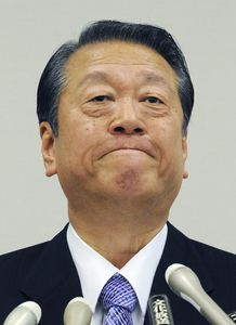 28日午後、衆院政治倫理審査会への出席を表明し、記者の質問を受ける小沢氏 （C）時事