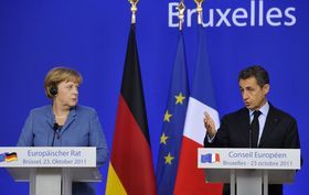 会議は踊るが……（メルケル独首相＝左＝とサルコジ仏大統領）（c）AFP＝時事