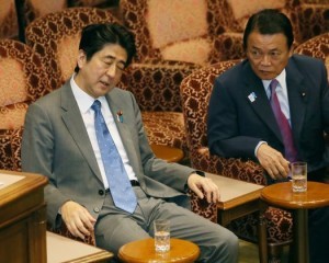  5月14日、参院予算委員会集中審議を終え、疲れた表情の安倍首相 （C）時事