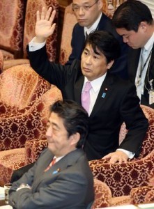  政府による薬価統制が問題（中央は田村憲久厚労相）（C）＝時事