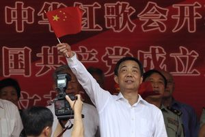 革命歌を歌う「唱紅」運動を主導するなど重慶市党委書記就任後に暴走を始めた薄熙来（c）EPA=時事