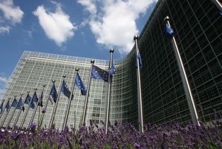 EUは亀裂を修復できるか（ブリュッセルの欧州委員会ビル）（C）AFP=時事