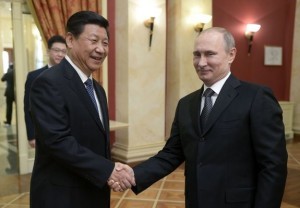  2月7日、ロシアのソチでプーチン大統領と握手する中国の習近平国家主席 （C）AFP=時事