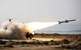 ホルムズ海峡周辺で軍事演習をするイラク軍（c）AFP=時事