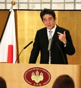  1月6日、参拝を終えた伊勢神宮内宮で年頭記者会見に臨む安倍晋三首相 （C）時事