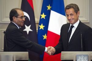 ８月24日、リビアのジブリル国民評議会暫定首相（左）をパリのエリゼ宮に迎えたサルコジ仏大統領 （C）AFP=時事