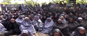  ナイジェリアでイスラム過激派「ボコ・ハラム」に拉致されたとみられる少女たち［12日公開された映像から。撮影日時と場所は不明］（Ｃ）AFP＝時事