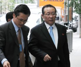 7月28日、ニューヨークでの米朝協議１日目の会合を終え、ホテルに戻る北朝鮮の金桂冠第１外務次官（右）（C）時事