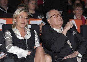 国民戦線創設者のルペン氏（右）と３女のマリーヌ新党首 （C）AFP=時事