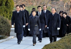  大統領選に勝利した翌日の昨年12月20日、父親の朴正熙元韓国大統領が眠るソウルの国立墓地を訪れた朴槿恵氏 （C）AFP=時事