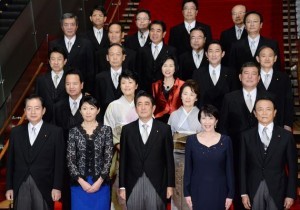  9月3日、記念写真に納まる安倍晋三首相（前列中央）と閣僚ら （C）時事