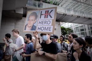  6月15日、香港で、元ＣＩＡ職員スノーデン氏への支援を訴え、米総領事館に向けデモ行進する人々 （C）AFP=時事