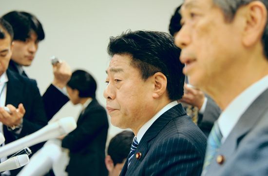  ３月20日、安全保障法制整備に関する与党協議会を終え、記者会見に臨む公明党の北側一雄副代表（中央）。右は自民党の高村正彦副総裁 （C）時事