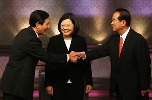 12月3日、討論会で顔を合わせた３人の候補者（左から馬、蔡、宋の各氏） （C）AFP=時事