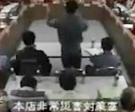 東電は8月6日に事故当時のテレビ会議の映像を限定的に開示した。画像は本社に乗り込んだ菅直人首相（当時）［東京電力提供］（c）時事
