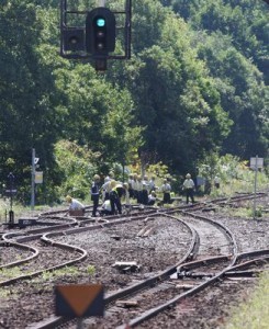 線路幅の補修は、やってみればわずか3日で終わった (C)時事