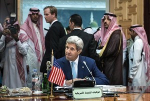  9月11日、サウジアラビアのジッダで行われた地域会議に臨むケリー米国務長官 （C）AFP=時事