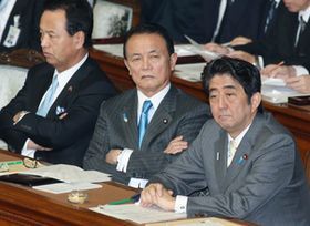  安倍氏（右）と麻生氏（中央）の路線が衝突するのは時間の問題？（c）時事