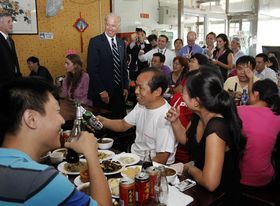 北京で庶民的な食堂を訪れたバイデン米副大統領（c）AFP＝時事