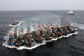 不法操業後、韓国海洋警察に追われる中国漁船（c）AFP=時事